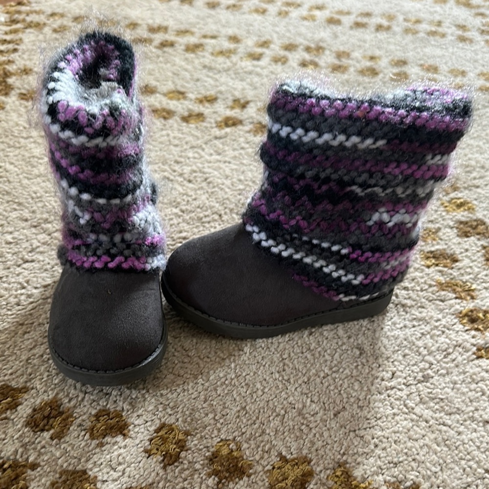 Nwot cat & jack grey boot with purple, grey and white knit crochet size 6